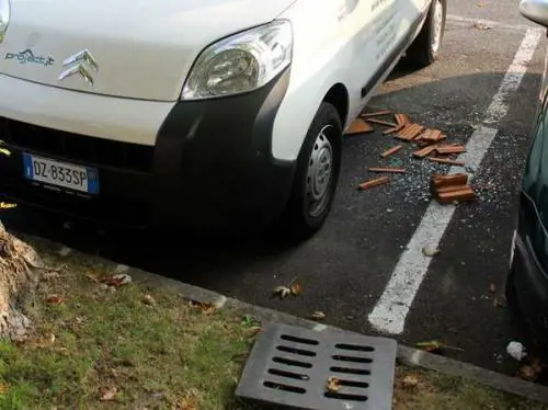 I suoi clienti si annoiano? Il proprietario del ristorante fa sfasciare la sua auto