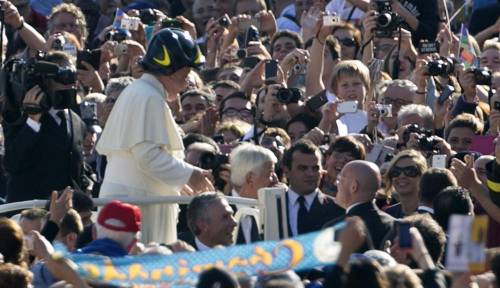 Il Papa indossa il casco da pompiere