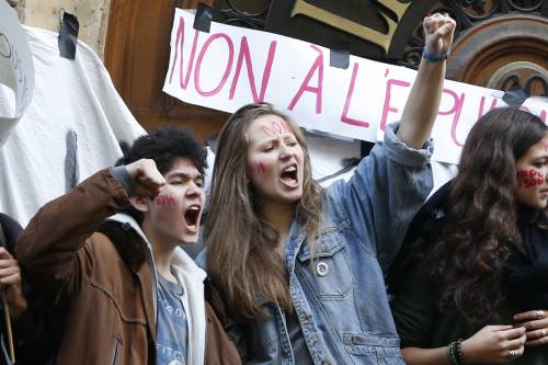 Parigi, liceali insorgono contro l'espulsione di una kosovara