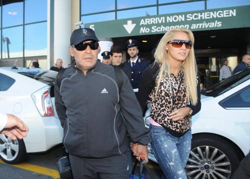 Diego Maradona al suo arrivo all'aeroporto di Malpensa