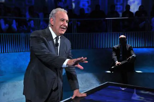 Fango di Santoro su Berlusconi. Ira del Pdl. Schifani: "Intervenga l'Ordine"