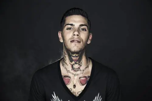 Emis Killa contro i follower: "Fate domande insipide e prive di fantasia"