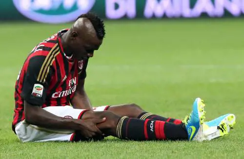 L'attaccante del Milan Mario Balotelli a terra dopo un contrasto