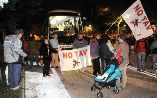 Tre fermati dopo il lancio di bombe carta al cantiere della Tav