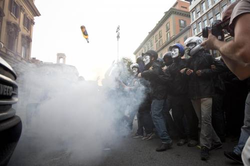 Roma blindata per il corteo degli antagonisti. Bombe carta contro il ministero delle Finanze