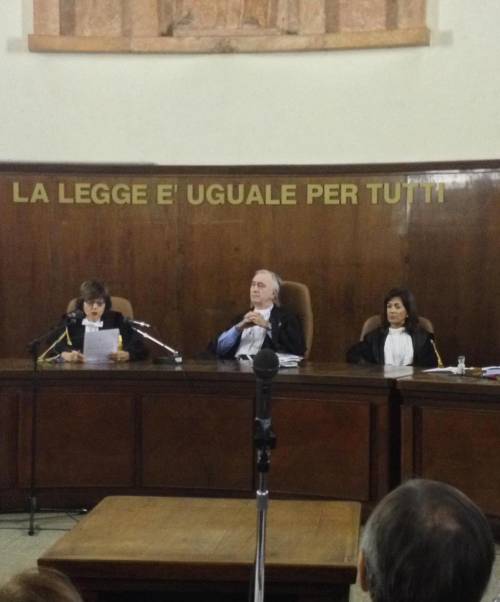 Processo lampo a Berlusconi: via dal Parlamento per 2 anni