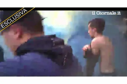 I Black bloc si confondono tra la folla dopo l'attacco
