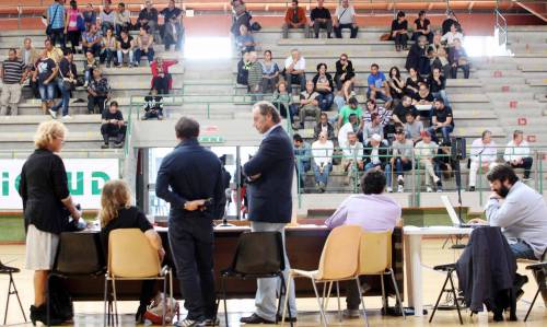 La "riffa" nel Palazzetto dello Sport di Lecce