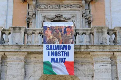 Lo striscione a sostegno dei marò sulla facciata del Campidoglio