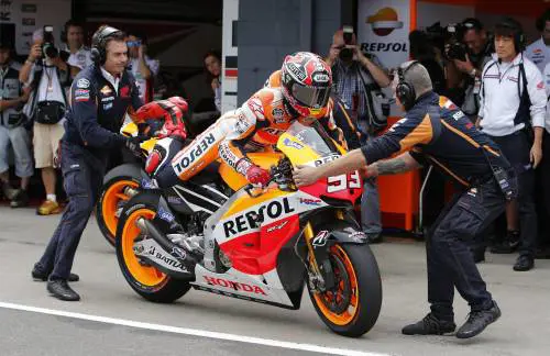 Australia, Marquez squalificato: Lorenzo vince e riapre il mondiale