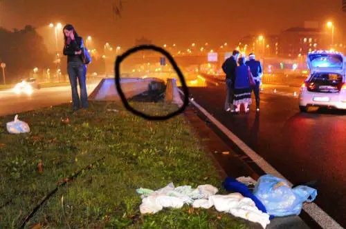 Al momento della foto il corpo del bambino di quattro anni si trovava ancora nel punto cerchiato ma nessuno lo vedeva