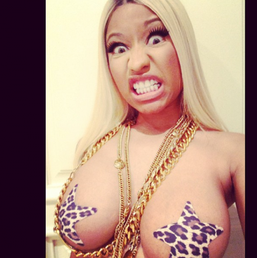 Nicki Minaj, topless stellare