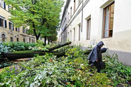 Maltempo in Toscana: un morto a Siena. Case e campi evacuati