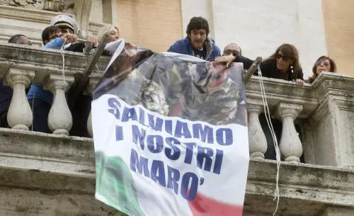 "Prima l'Italia" riporta la foto dei marò in Campidoglio 