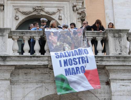 Blitz al Campidoglio contro Marino: "Salviamo i marò"