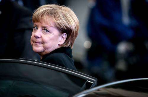 Merkel, pressioni su Atene: rinunci ai danni di guerra