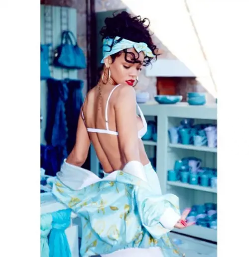 Grecia, Rihanna torna senza veli: ecco gli scatti 