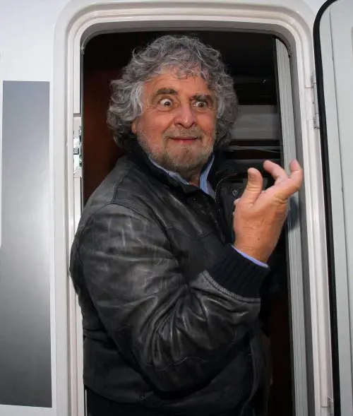 Beppe diventa l'"utile idiota" del Festival