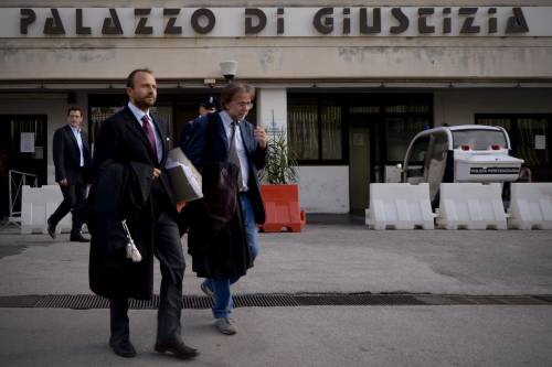 L'assalto senza tregua delle toghe: Berlusconi a giudizio per il caso De Gregorio