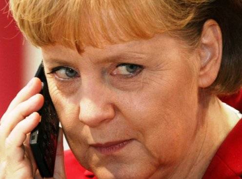 Merkel al vertice Ue con un telefono anti-intercettazione