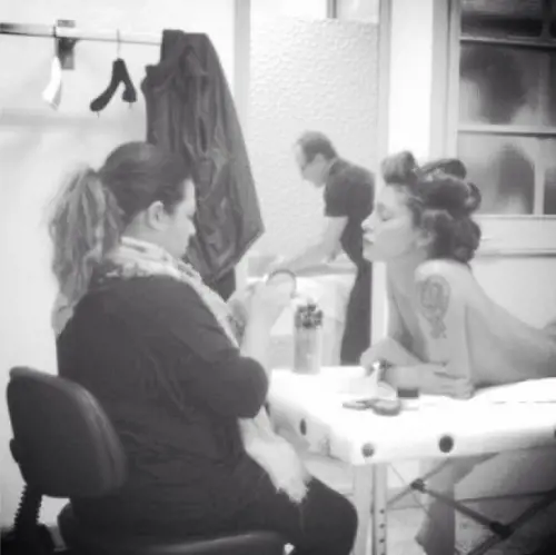 Belen, senza vestiti alla prova trucco!