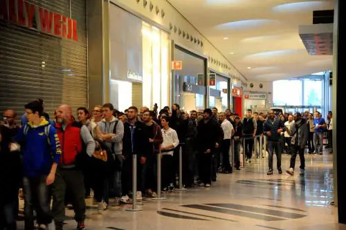 Tutti in coda agli Apple store
