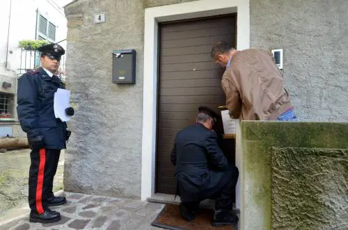 Carabinieri all'esterno della casa di Aicha Christine Coulibaly a Abbadia Lariana