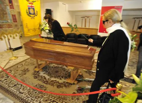 Coda alla camera ardente di MazzarellaLutto La maschera milaneseShammah: «Scusa da tutto il teatro italiano»