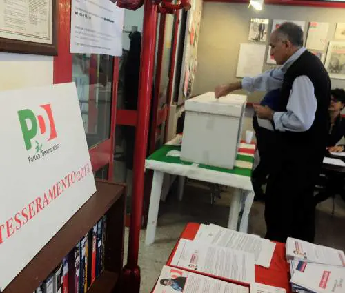 Puglia, immigrati in coda per avere la tessera del Pd