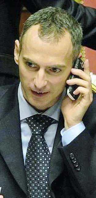 Il capriccio del senatore M5S: volare da "emiro"