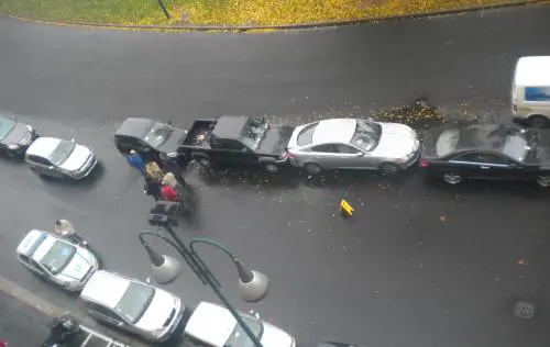 Le macchine danneggiate in piazza Castello. Le strisce non sono state ancora rifatte