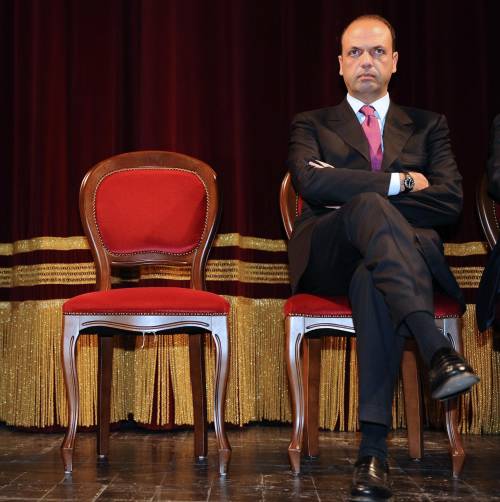 Decadenza, Alfano rilancia: "Rimarremo al governo anche se Berlusconi decade"