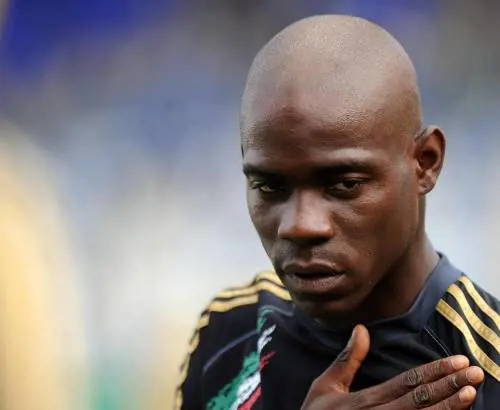 Balotelli, via cresta e orecchini