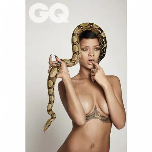 Sexy e scandalosa, Rihanna nuda tra due pitoni