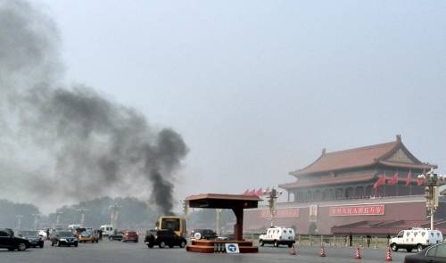 Pechino, auto esplode in piazza Tienanmen: tre morti e undici feriti