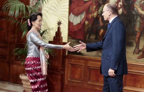 Grande accoglienza per Aung San Suu Kyi