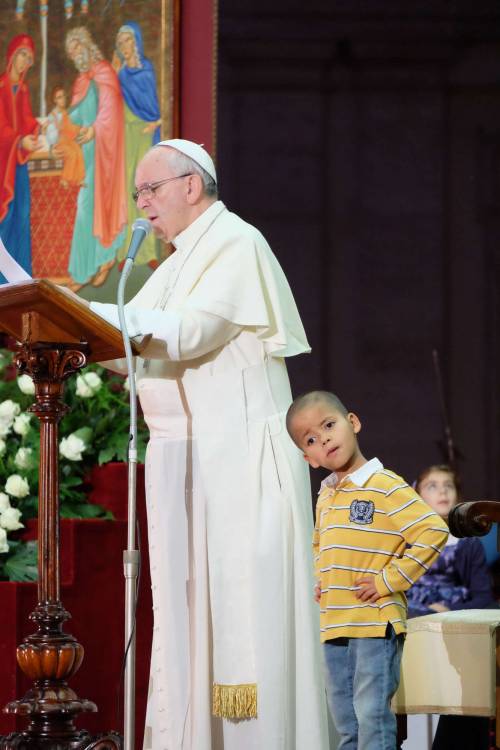 Papa Francesco e il bimbo che lo abbraccia sull'altare
