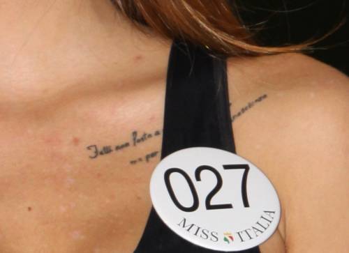 Dante tatuato sopra il seno di Miss Italia