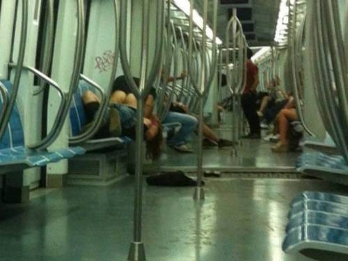 Roma, sesso sulla metro? Una foto fa il giro dei social network