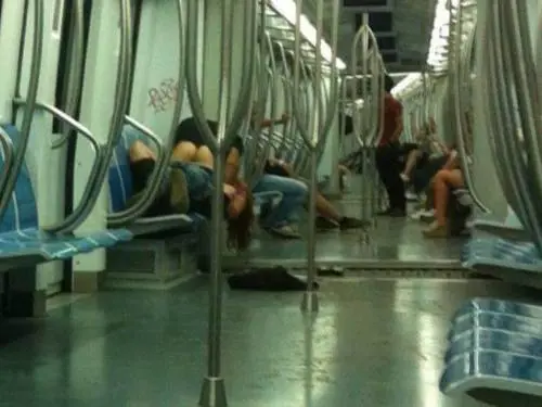 Roma, sesso sulla metro? Una foto fa il giro dei social network