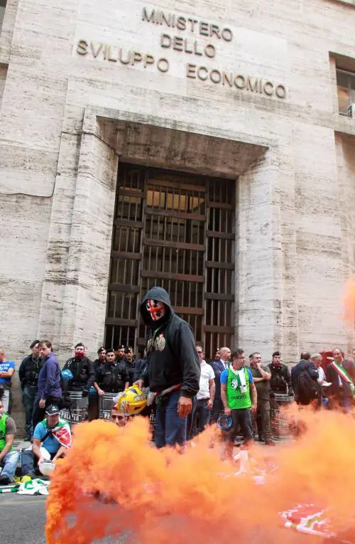 Alcoa, tensione davanti al ministero dello Sviluppo: due poliziotti feriti