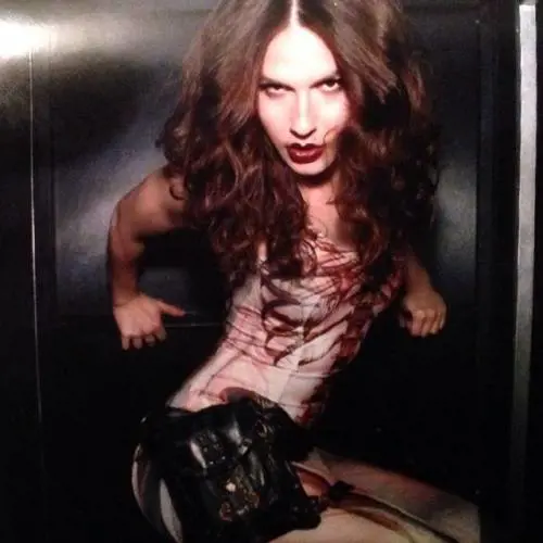 Sguardo aggressivo e vestito sexy per Erin Sanders