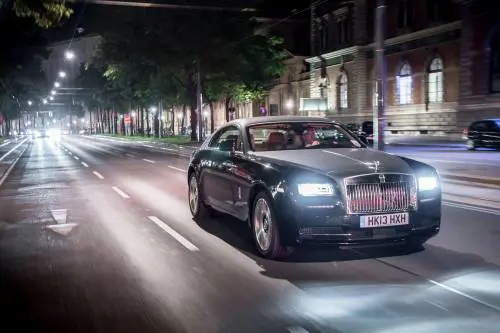 Rimini, compra Rolls Royce da 650.000 euro. Dell'auto neanche l'ombra