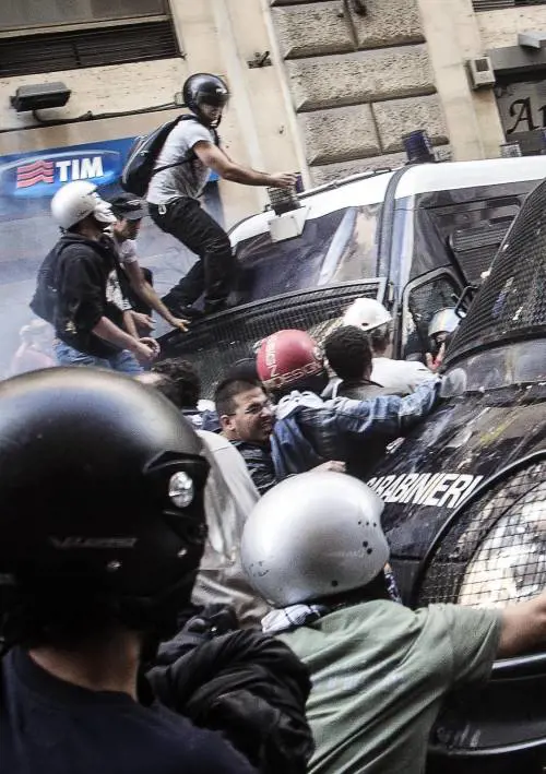 La protesta sulla casa: una scusa per picchiare