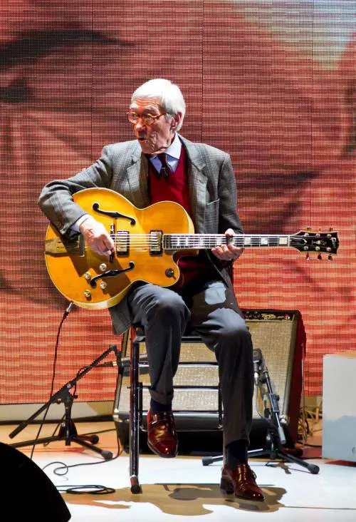 Il maestro Franco Cerri con la sua inseparabile chitarra