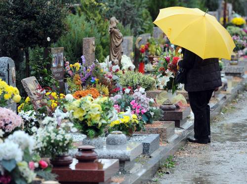 La crisi colpisce anche i morti: in Inghilterra vengono sepolti nei giardini domestici