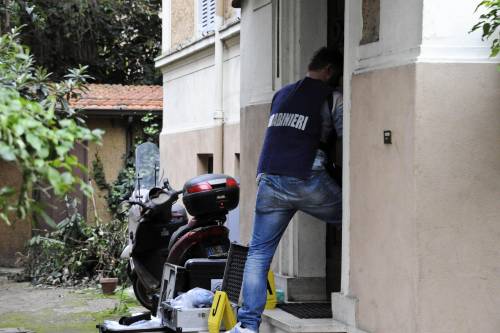 Carabinieri nel cortile della casa dove è stato trovato il corpo di Simona Riso