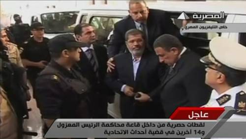 Egitto, Morsi in tribunale per la prima udienza del suo processo