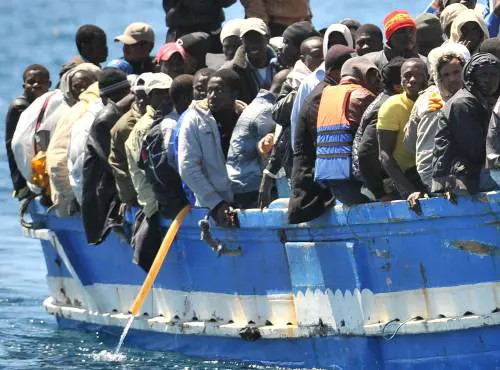 Immigrati: Alfano esulta, gli sbarchi continuano