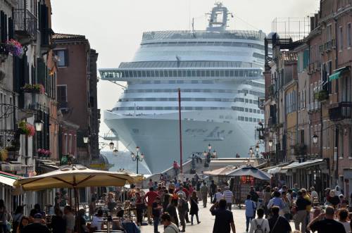 Venezia, la laguna riapre alle navi da crociera. Ed è subito incidente